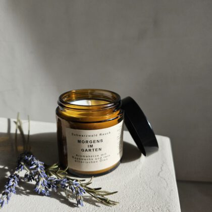 Aromakerze Morgens im Garten