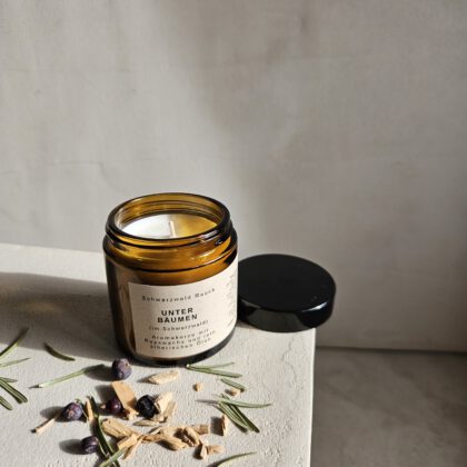 Aromakerze Unter Bäumen